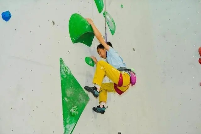 2024年4月16日，全國青少年攀巖公開賽江山站舉行，選手在比賽中。中國登山協(xié)會供圖