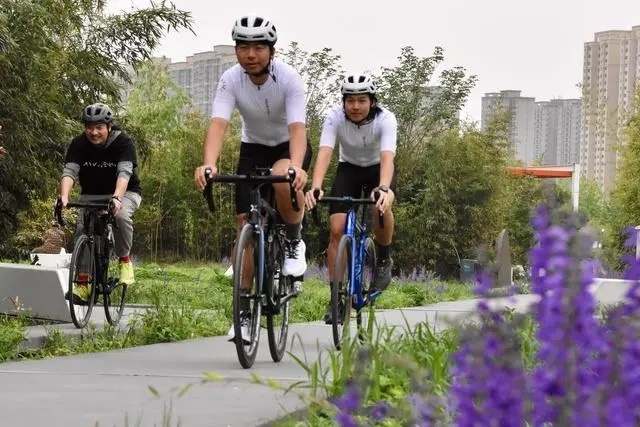 2024年4月上旬，一支騎行隊伍在西安雁南公園騎行。 新華社記者 鄭昕攝