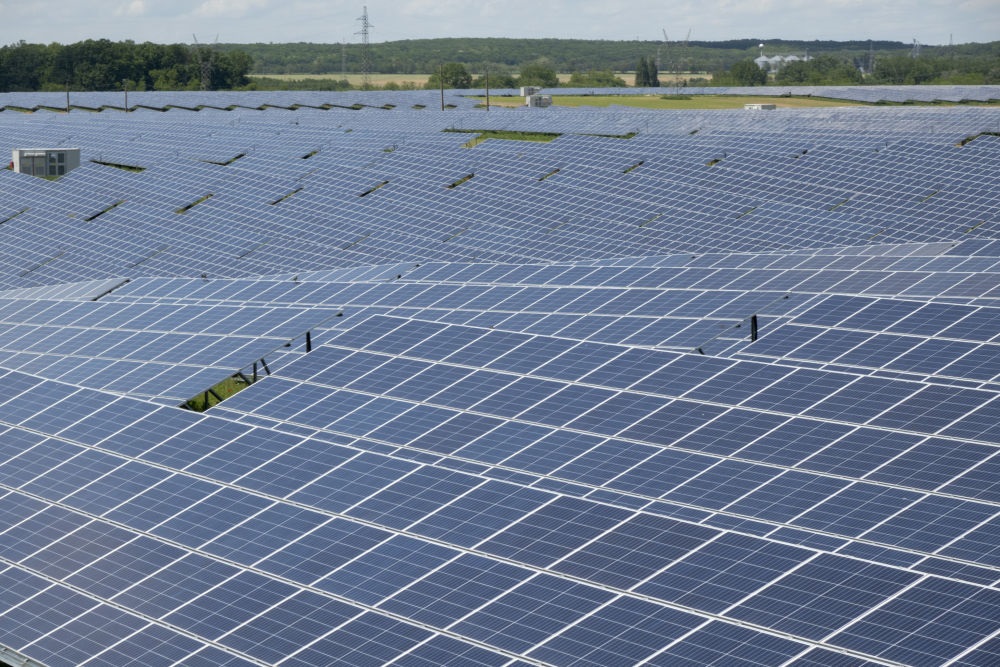 這是2021年5月27日在匈牙利考波什堡拍攝的100兆瓦光伏電站。當日，由中國通用技術集團所屬中國機械進出口（集團）有限公司投資興建的匈牙利考波什堡100兆瓦光伏電站項目在考波什堡市舉行投運啟動儀式。新華社發(fā)（弗爾季·奧蒂洛攝）