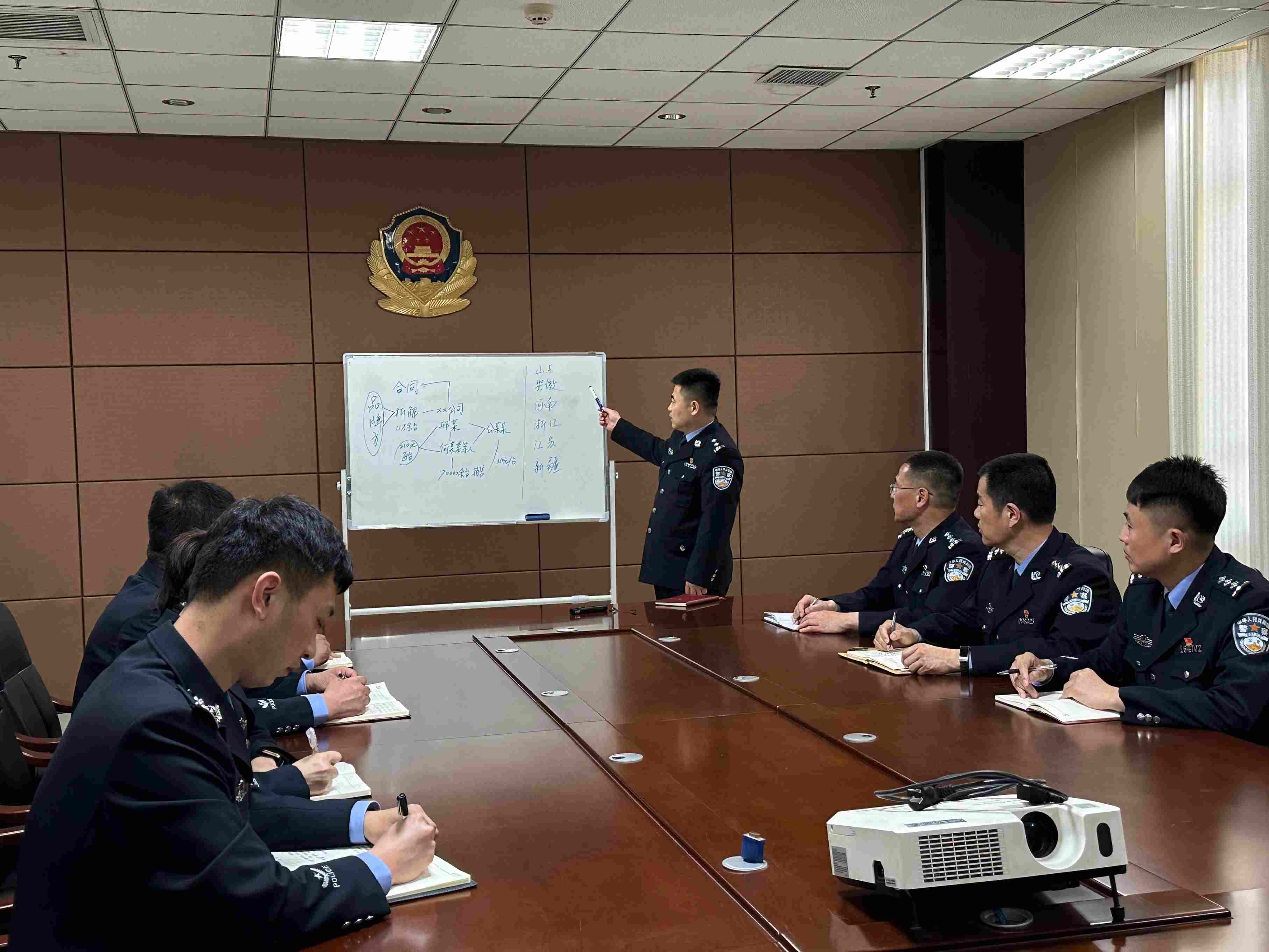 專案組辦案民警介紹案情。人民網(wǎng)記者 郝萍攝