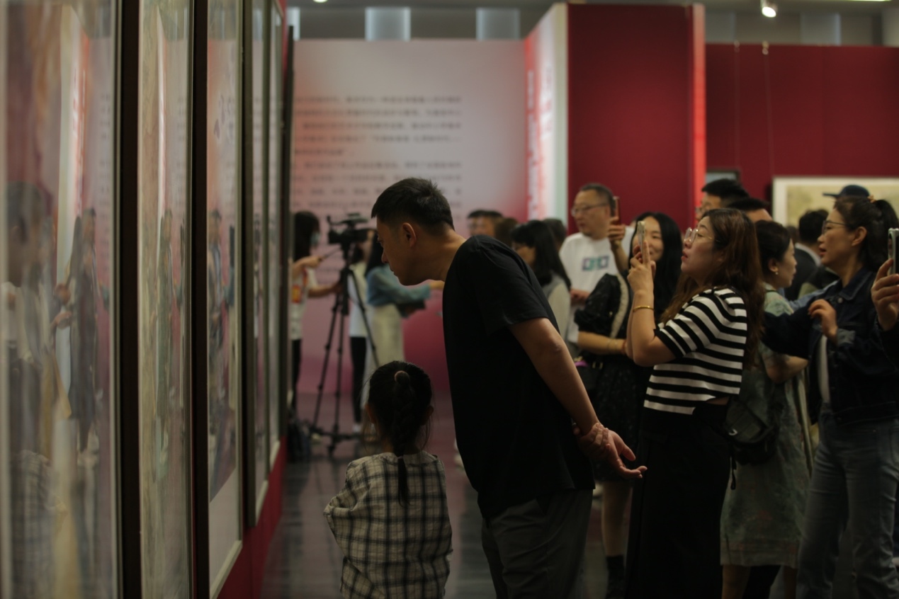 嘉賓及教研員、教師代表參觀展覽。主辦方供圖
