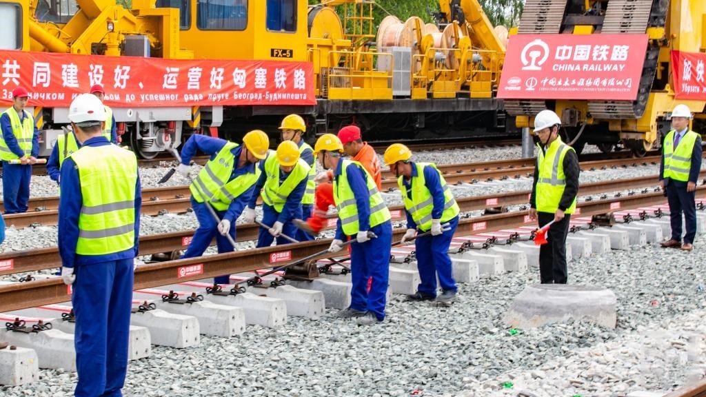 △2024年4月25日，在塞爾維亞北部城市巴奇卡托波拉，匈塞鐵路項(xiàng)目施工人員進(jìn)行匈塞鐵路軌道合龍工作。