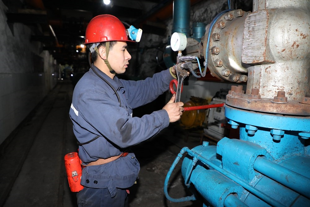 2024年4月30日，冀中能源峰峰集團新屯礦機電區(qū)副區(qū)長顧博在井下泵房檢修水泵。新華社發(fā)
