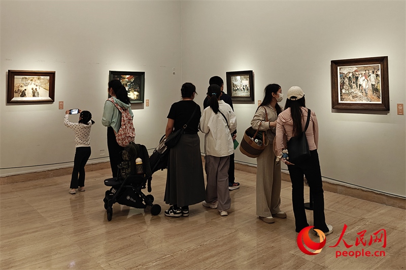 “五一”假期，游客在中國(guó)美術(shù)館參觀“大美勞動(dòng)者——中國(guó)美術(shù)館藏勞動(dòng)題材美術(shù)作品展（第二期）”。人民網(wǎng)記者 韋衍行攝
