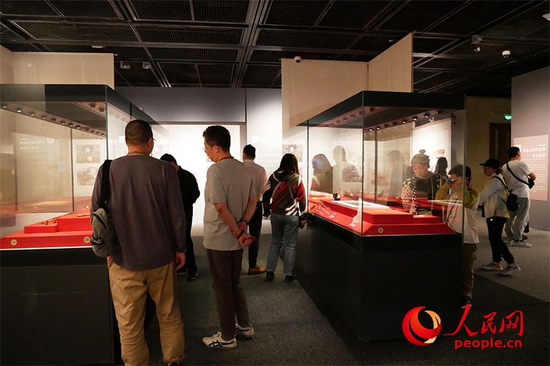 “五一”假期，游客在首都博物館參觀展覽。人民網(wǎng)記者 韋衍行攝