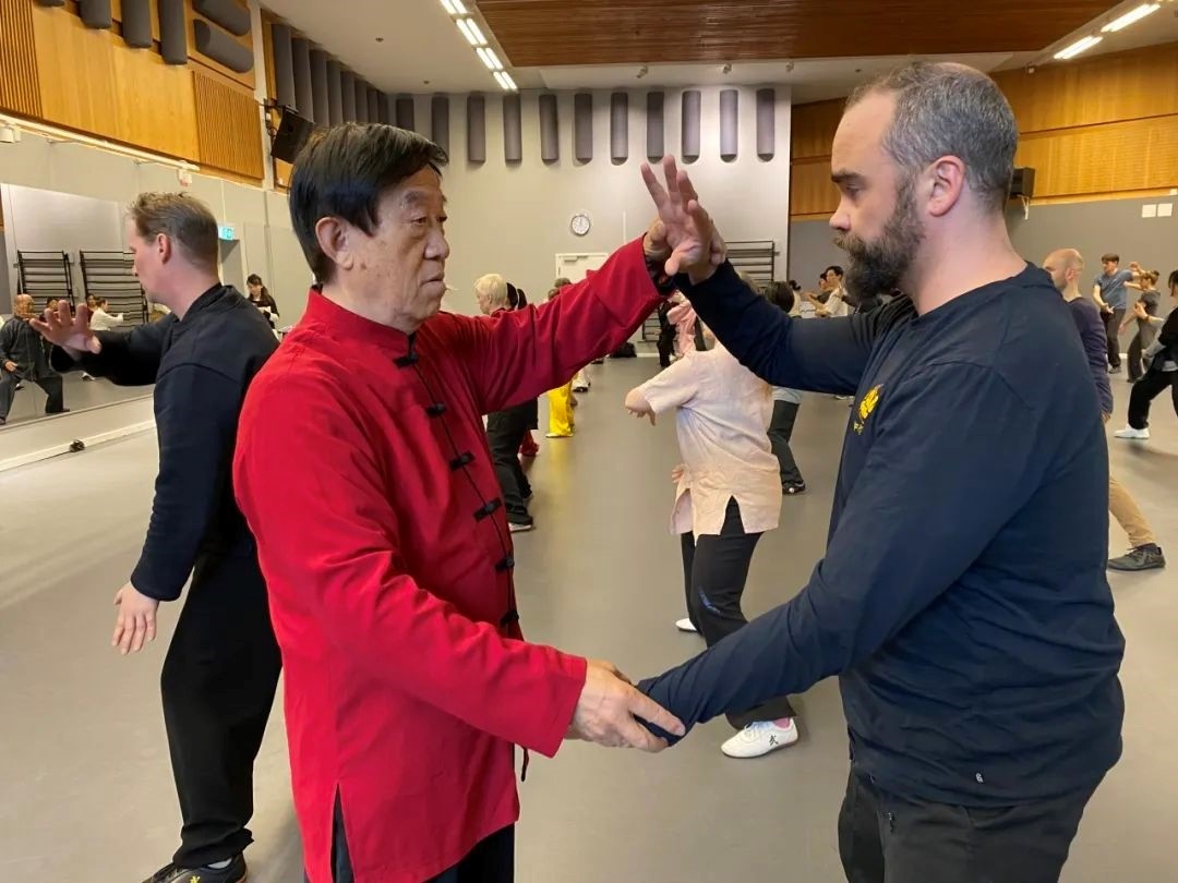陳正雷老師親自示范指導(dǎo)。斯德哥爾摩中國文化中心供圖