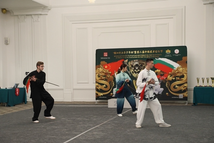 武術(shù)愛好者現(xiàn)場(chǎng)表演。索非亞中國(guó)文化中心供圖