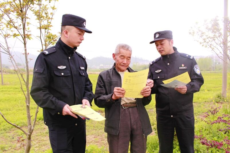向村民宣傳反詐知識。