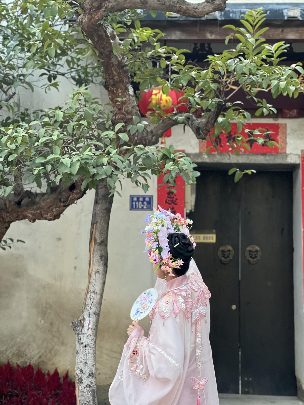 福建泉州，頭戴簪花的游客正拍照留念。人民網(wǎng) 歐陽易佳攝