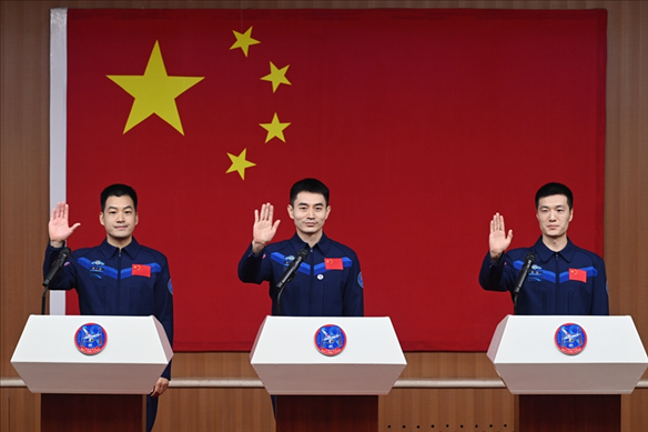 2024年月24日，神舟十八號(hào)載人飛行任務(wù)航天員葉光富（中）、李聰（右）、李廣蘇在酒泉衛(wèi)星發(fā)射中心問(wèn)天閣與媒體記者集體見(jiàn)面。