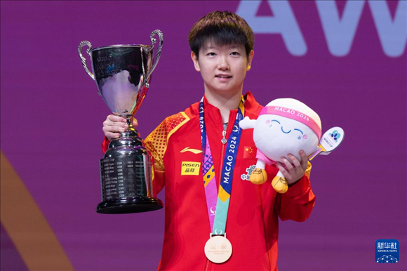 2024年4月21日，在2024年澳門國(guó)際乒聯(lián)女子世界杯決賽中，孫穎莎奪得冠軍。圖為孫穎莎在頒獎(jiǎng)臺(tái)上。新華社記者 張金加 攝