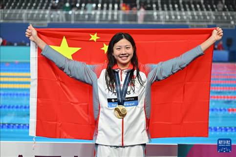 2024年2月13日，2024年世界游泳錦標(biāo)賽游泳項(xiàng)目女子100米蛙泳決賽在卡塔爾多哈舉行。圖為冠軍中國(guó)選手唐錢婷在頒獎(jiǎng)儀式后慶祝。新華社記者 薛宇舸 攝