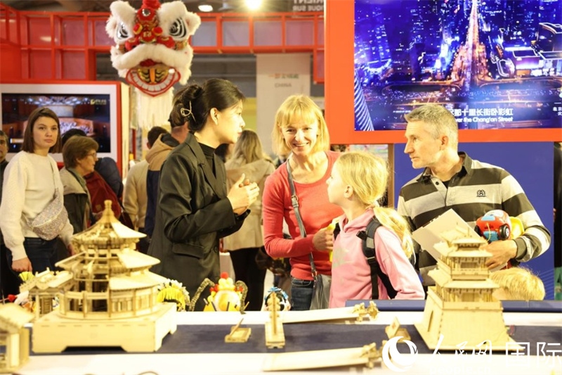 法國(guó)觀(guān)眾在展覽北京文化展區(qū)參觀(guān)。人民網(wǎng)記者楊一攝