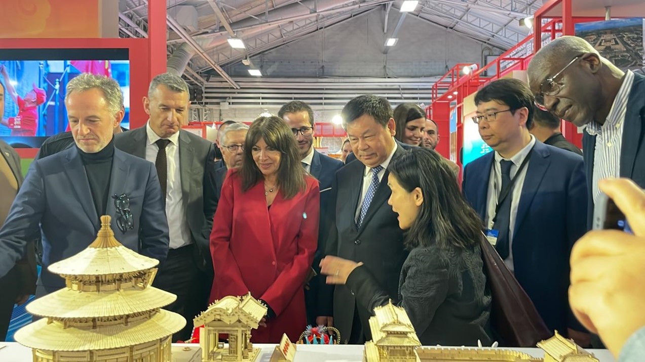 巴黎市市長(zhǎng)安妮·伊達(dá)爾戈參觀(guān)展覽。主辦方供圖