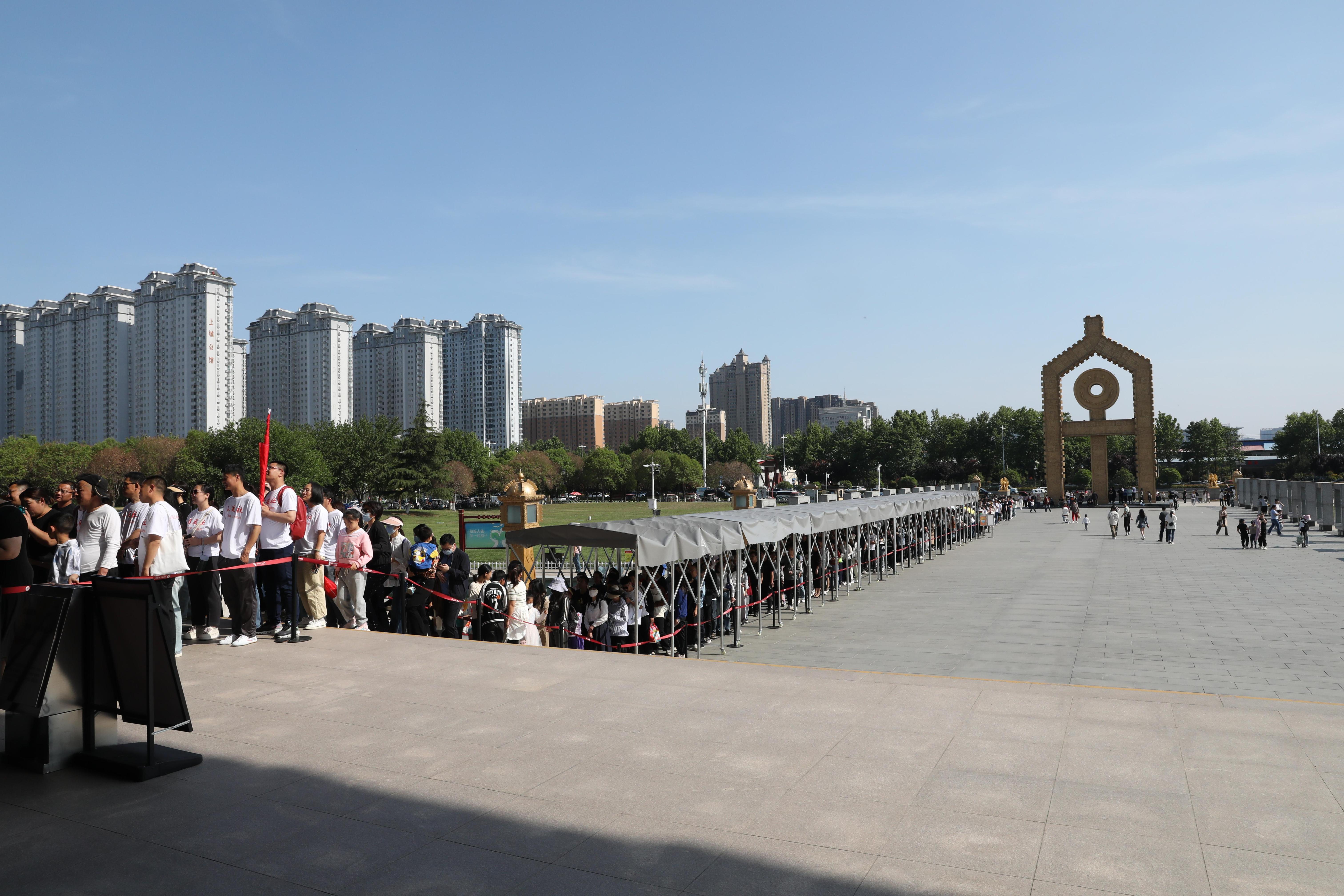 “五一”期間，中國文字博物館外游客有序排隊。中國文字博物館供圖