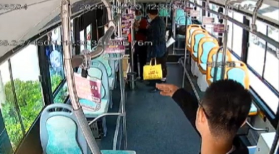 公交車上他一聲大吼！魏杰，好樣的！