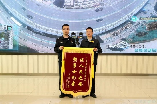 公交車上他一聲大吼！魏杰，好樣的！