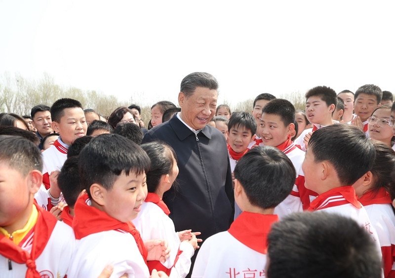 △4月3日，習(xí)近平總書記來到北京市通州區(qū)潞城鎮(zhèn)參加首都義務(wù)植樹活動(dòng)。這是總書記同少先隊(duì)員在一起。