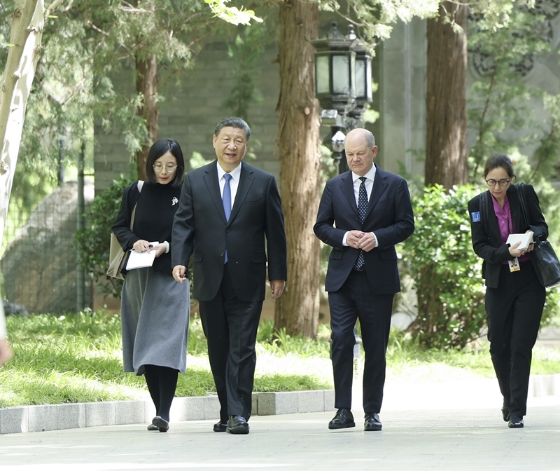 △4月16日，習(xí)近平主席在北京釣魚臺國賓館會(huì)見德國總理朔爾茨。這是習(xí)近平主席同朔爾茨總理一起散步。