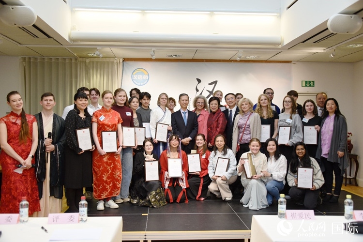 中國駐瑞典大使崔愛民、使館負(fù)責(zé)教育事務(wù)的黃立瓊參贊、預(yù)選賽評委老師和指導(dǎo)老師，以及所有獲獎選手合影留念。人民網(wǎng)記者 殷淼攝
