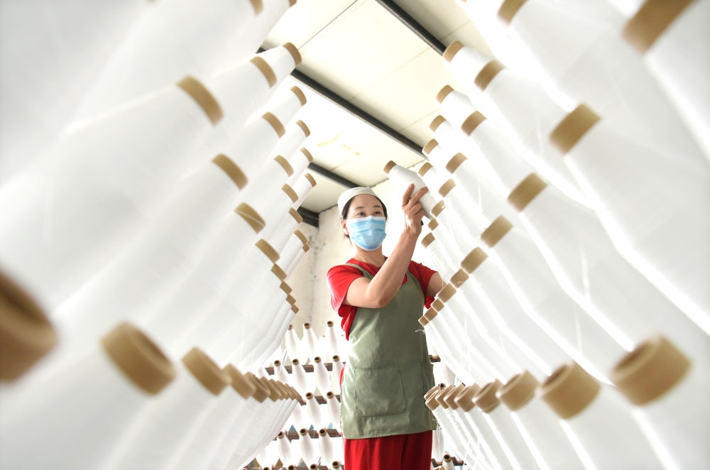 2024年5月1日，工人在山東省淄博市沂源縣悅莊工業(yè)園一玻纖企業(yè)整理加工的產(chǎn)品。新華社發(fā)（趙東山攝）