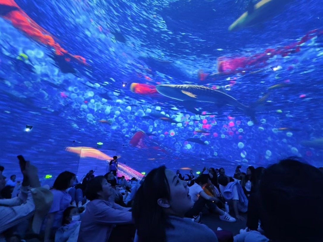 “五一”期間，游客在天津極地海洋公園科技館體驗(yàn)?zāi)ХêＱ蟆Ｈ嗣窬W(wǎng)記者 喬業(yè)瓊攝