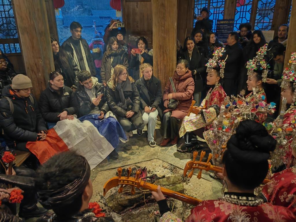 法國青年在榕江體驗民俗文化。新華社記者 羅羽 攝
