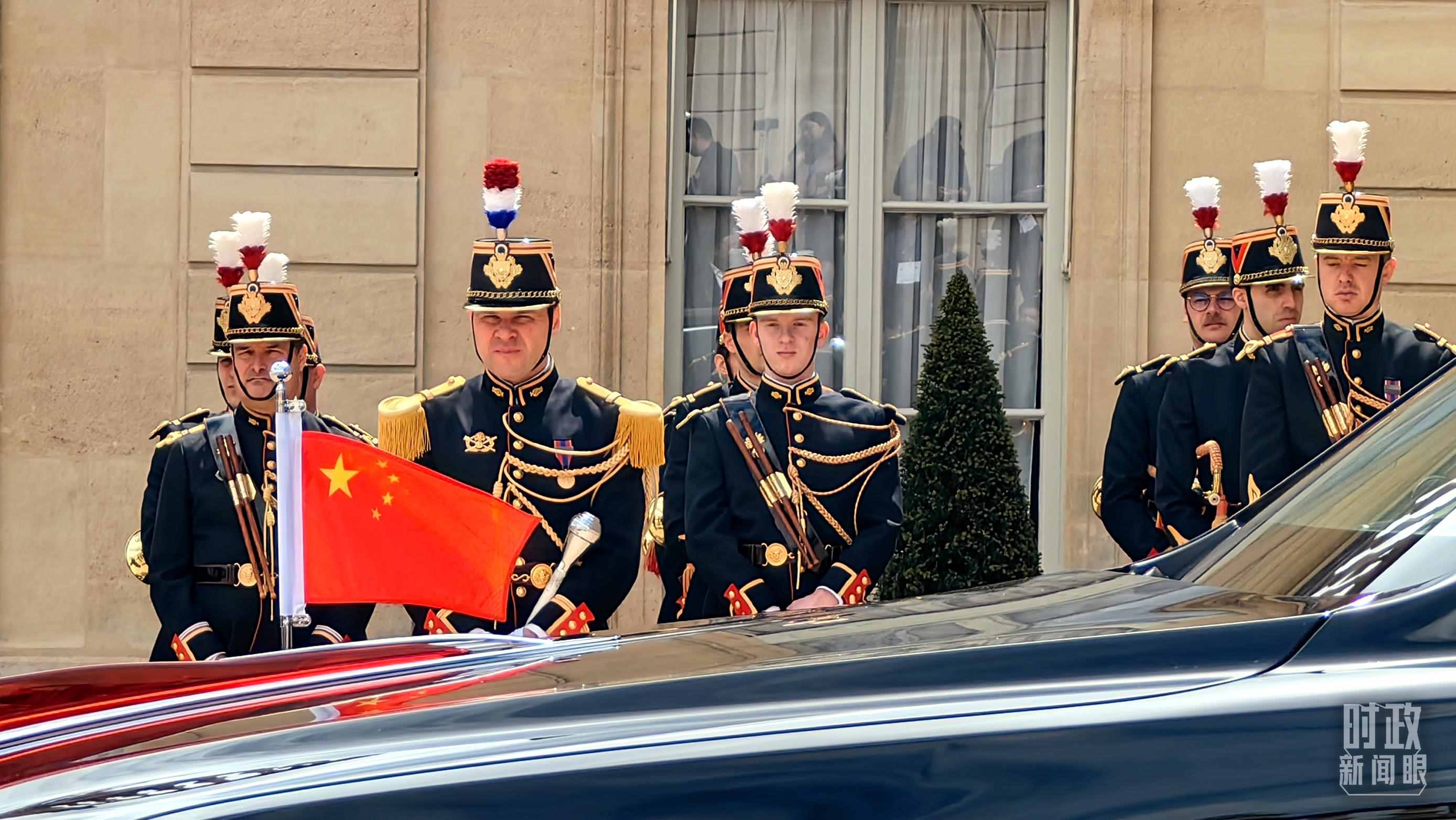 △習(xí)主席乘車(chē)抵達(dá)愛(ài)麗舍宮。（總臺(tái)央視記者段德文拍攝）