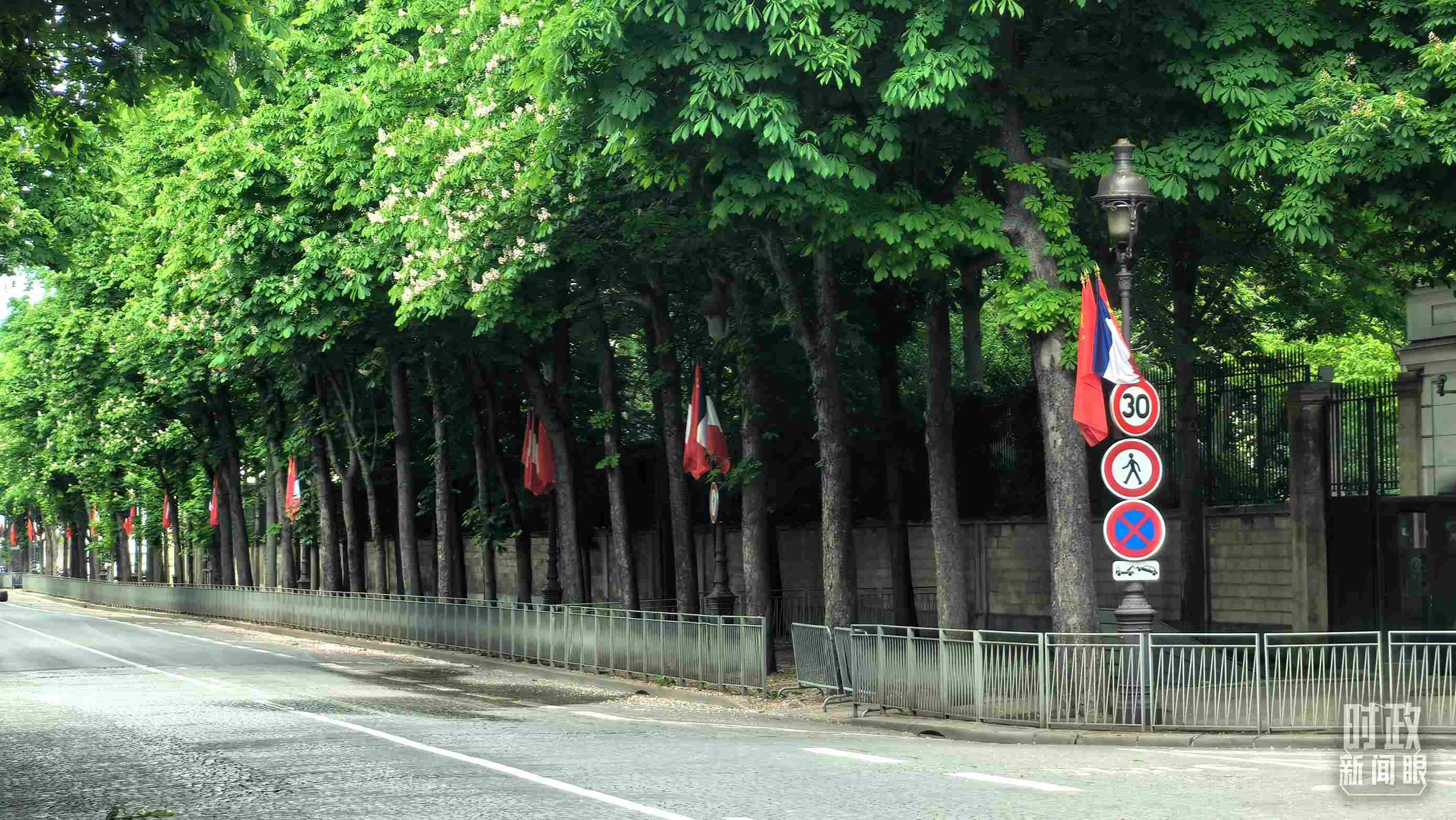 △巴黎道路兩側(cè)懸掛中法兩國(guó)國(guó)旗。（總臺(tái)央視記者鄂介甫拍攝）