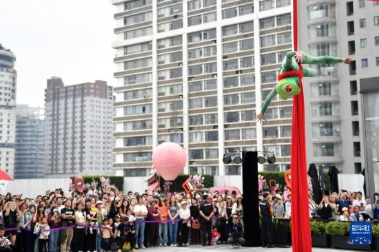 5月7日，演員在長(zhǎng)沙國(guó)金中心表演木偶劇。新華社記者 陳振海 攝
