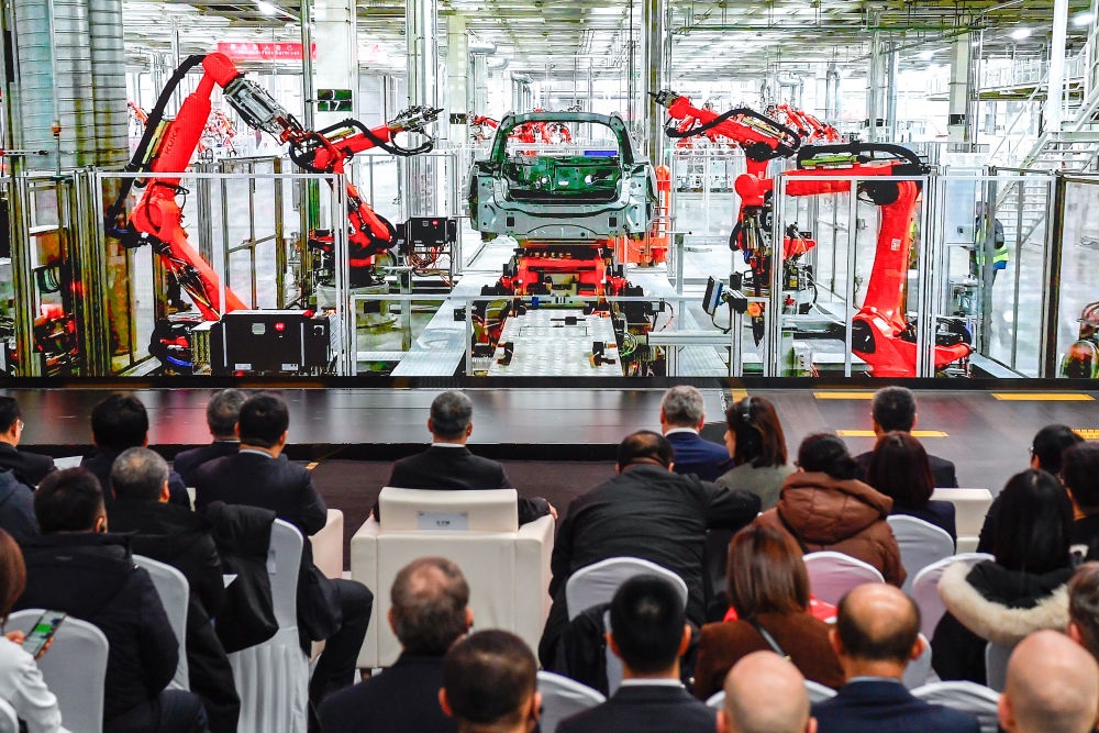 2024年1月26日，奧迪一汽新能源汽車有限公司預批量生產(chǎn)正式啟動，嘉賓觀看奧迪一汽新能源汽車有限公司生產(chǎn)車間的宣傳短片。新華社記者 許暢 攝
