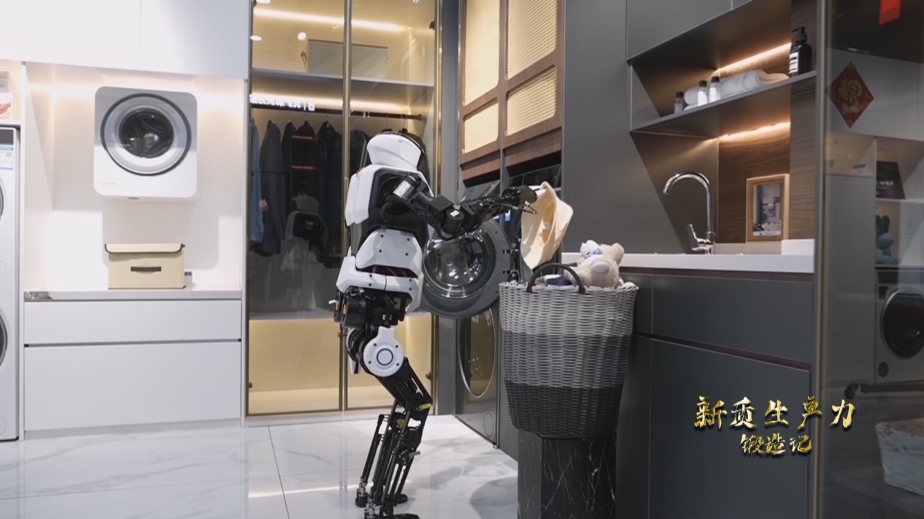 人形機(jī)器人洗衣服。