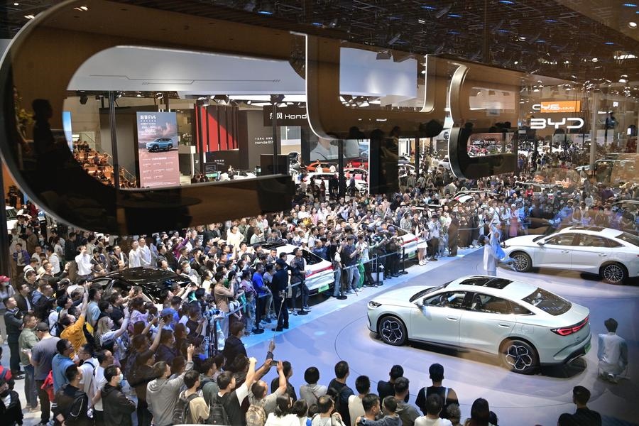 5月4日，參觀者在2024北京車展比亞迪品牌展臺參觀。新華社記者 尹棟遜 攝