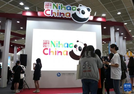5月9日，在韓國(guó)首爾舉行的首爾國(guó)際旅游展上，參觀者在中國(guó)展區(qū)參加體驗(yàn)項(xiàng)目。新華社記者 姚琪琳 攝
