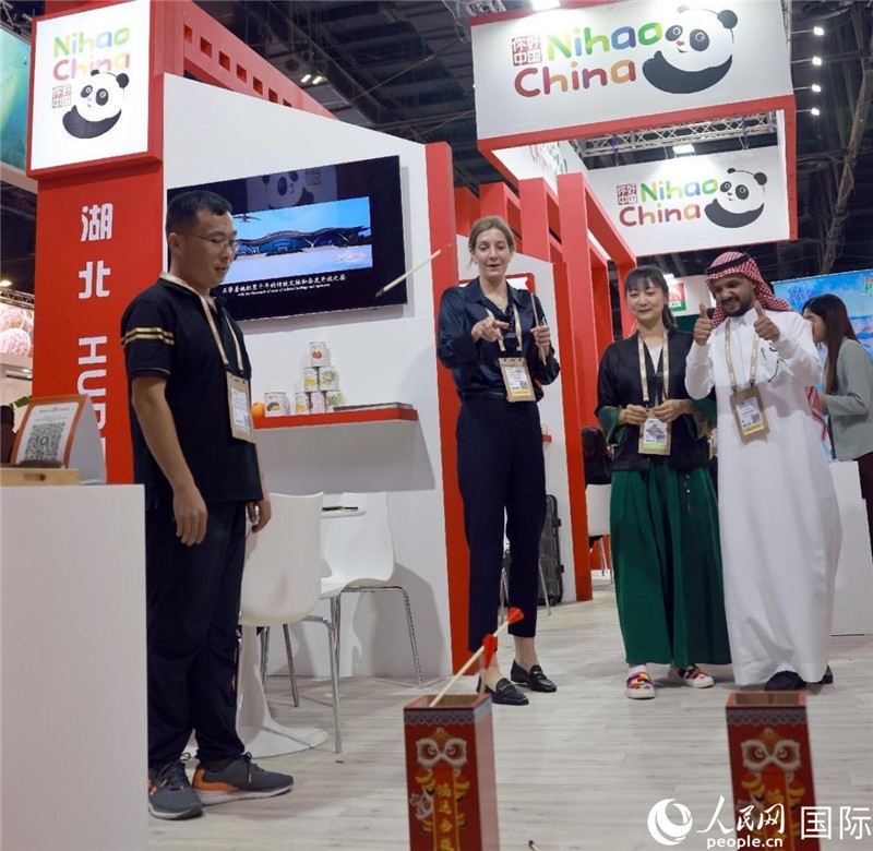 觀眾在參與投壺游戲。人民網(wǎng)記者管克江攝