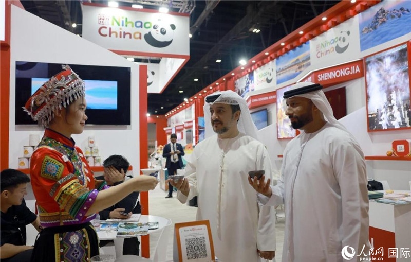 兩名阿聯(lián)酋觀眾在品嘗湖北名茶。人民網(wǎng)記者管克江攝