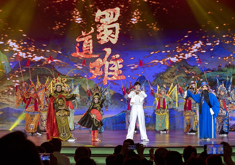 2023年10月13日，成都，“把青春華章寫在祖國大地上”大思政課網(wǎng)絡(luò)主題宣傳和互動引導(dǎo)活動在四川大學(xué)舉行。
