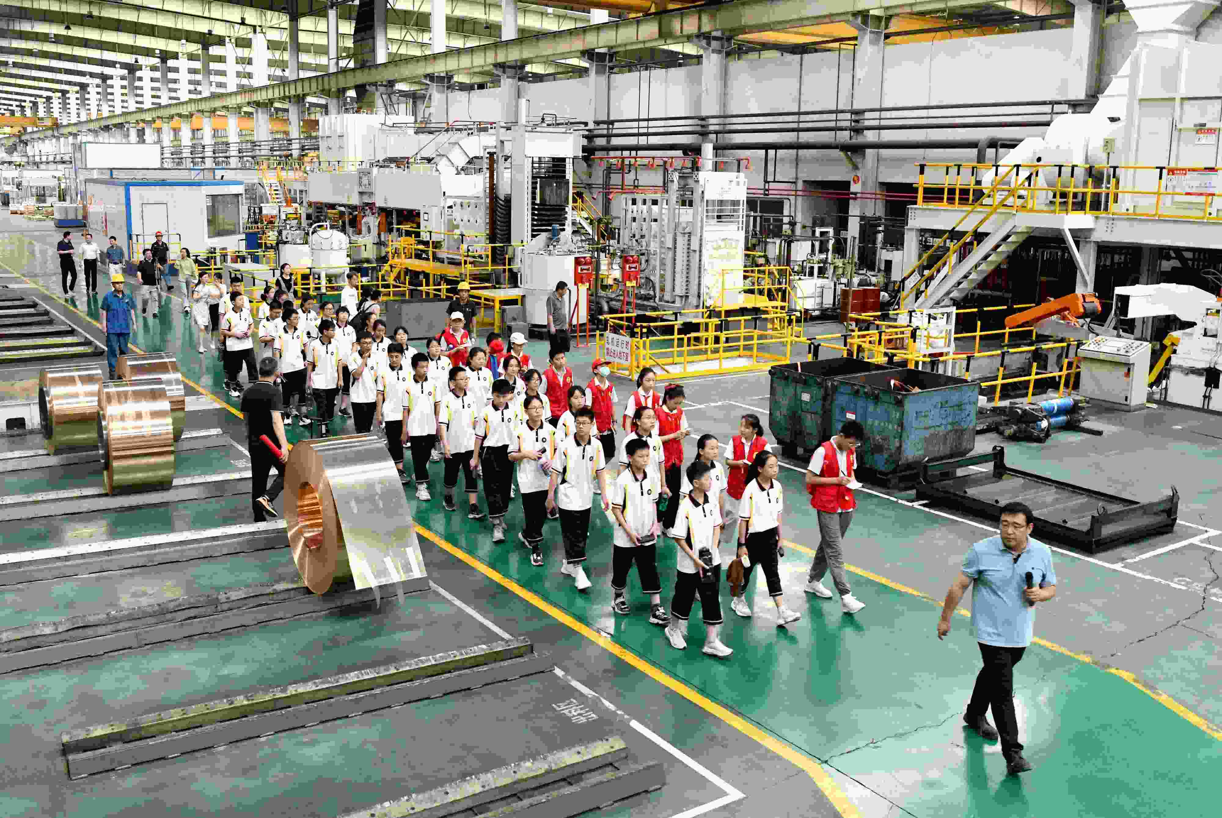 2023年6月9日，在安徽省銅陵一家公司的銅板帶制造車間，銅陵市第七中學(xué)學(xué)生在上“行走的思政課”。
