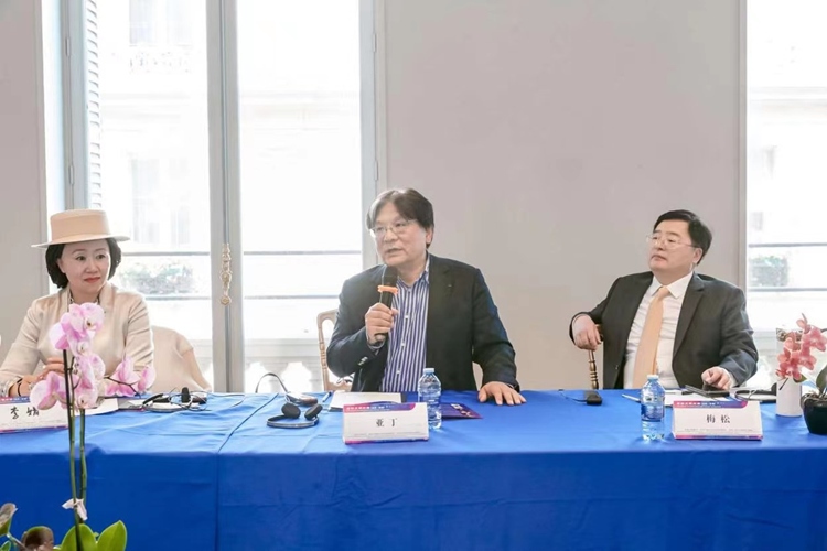 法中交流促進會會長、作家、翻譯家、法國最高榮譽騎士勛章獲得者亞丁發(fā)言（圖片：中國傳媒大學(xué)