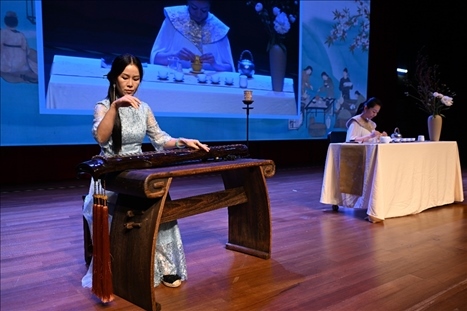 活動(dòng)現(xiàn)場(chǎng)茶藝古琴表演。新加坡中國文化中心供圖