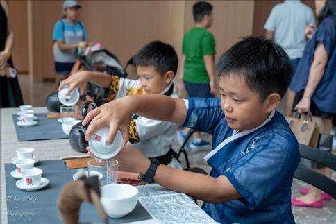 新加坡孩子們?cè)诨顒?dòng)現(xiàn)場(chǎng)體驗(yàn)學(xué)習(xí)茶藝。新加坡中國文化中心供圖