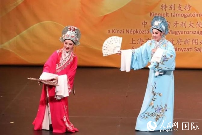 “玉蘭花開(kāi)·魅力上?！弊哌M(jìn)布達(dá)佩斯。葉辰亮攝
