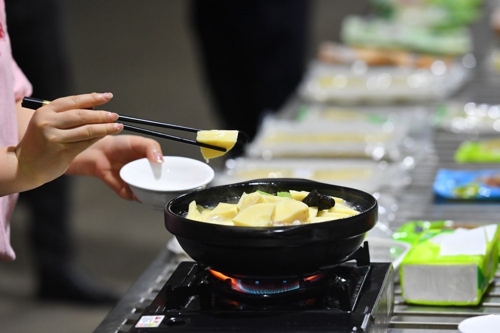 2024年5月9日，福建省三明市極野食品有限公司工作人員在試吃竹筍食品。新華社記者 姜克紅 攝