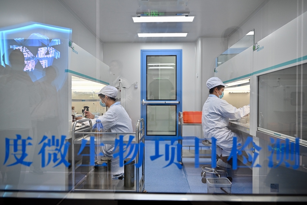 2024年5月8日，福建長富乳品有限公司工作人員在對乳品進行微生物項目檢測。新華社記者 姜克紅 攝