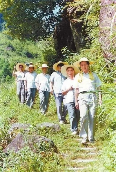 1989年7月，習(xí)近平在壽寧縣山村。