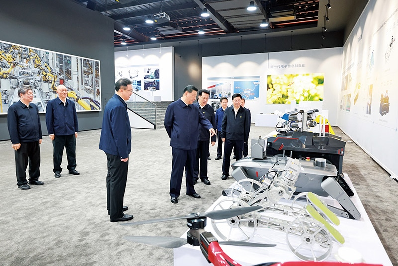 2024年4月22日至24日，中共中央總書記、國家主席、中央軍委主席習近平在重慶考察。這是22日下午，習近平參觀重慶科技創(chuàng)新和產業(yè)發(fā)展成果展示。 新華社記者 王曄/攝