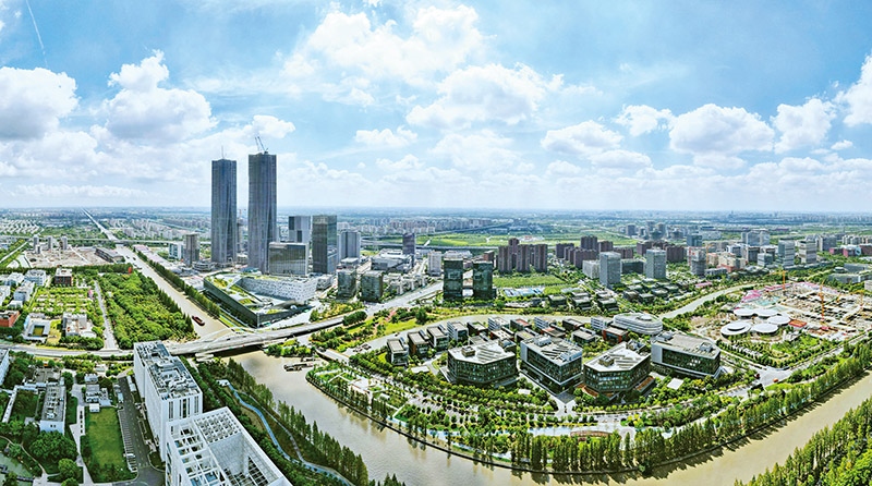 建立全國第一個國際貿(mào)易“單一窗口”，開設(shè)全國第一批自由貿(mào)易賬戶，設(shè)立全國第一家外商獨(dú)資醫(yī)院、第一家外商獨(dú)資公募基金公司、第一家外商獨(dú)資汽車制造企業(yè)……中國（上海）自由貿(mào)易試驗(yàn)區(qū)掛牌以來，誕生了若干個“全國第一”，在制造業(yè)、金融業(yè)等數(shù)十個開放領(lǐng)域，實(shí)現(xiàn)一批全國首創(chuàng)項(xiàng)目落地。圖為上海自貿(mào)區(qū)張江片區(qū)（2023年9月10日攝，無人機(jī)照片）。 新華社記者 方喆/攝