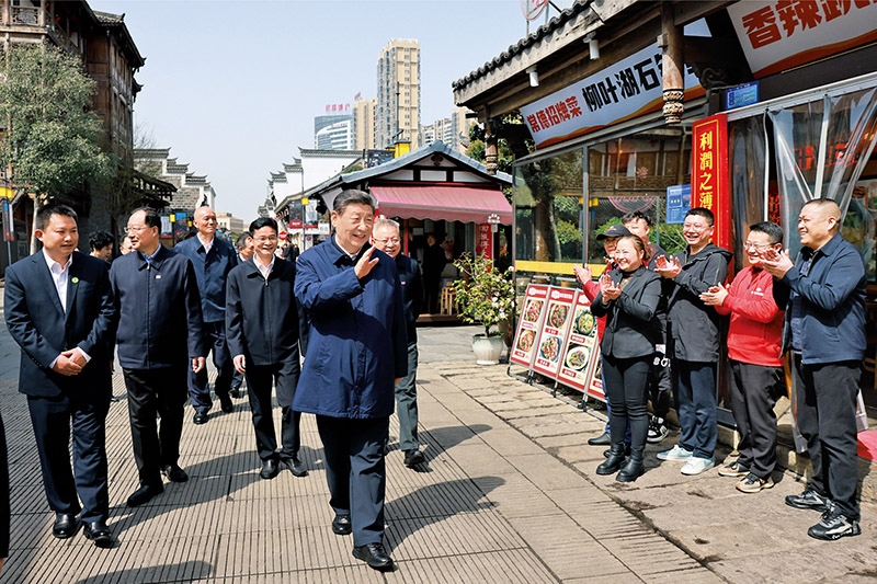 2024年3月18日至21日，中共中央總書記、國家主席、中央軍委主席習近平在湖南考察。這是19日上午，習近平在常德河街考察時，同店主和游客親切交流。 新華社記者 王曄/攝
