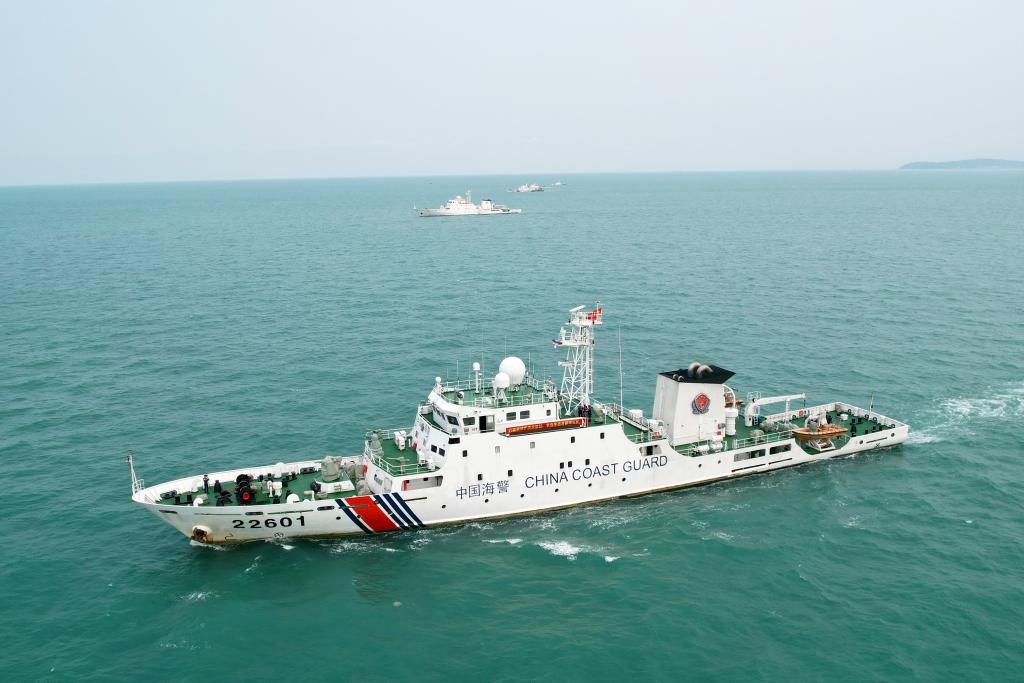 圖為5月14日海警艦艇編隊(duì)在巡航管控。（中國(guó)海警局南海分局供圖）