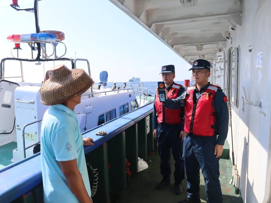 圖為5月12日海警執(zhí)法員登臨檢查漁船。（中國(guó)海警局南海分局供圖）